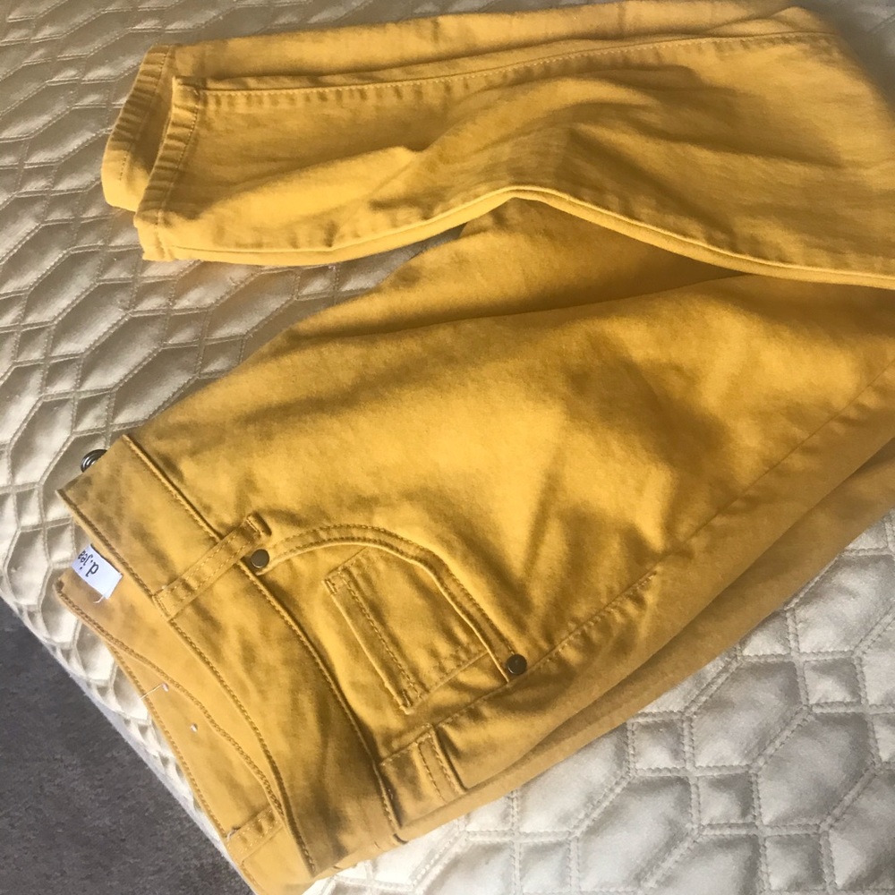 Super cute mustard yellow crop jeans